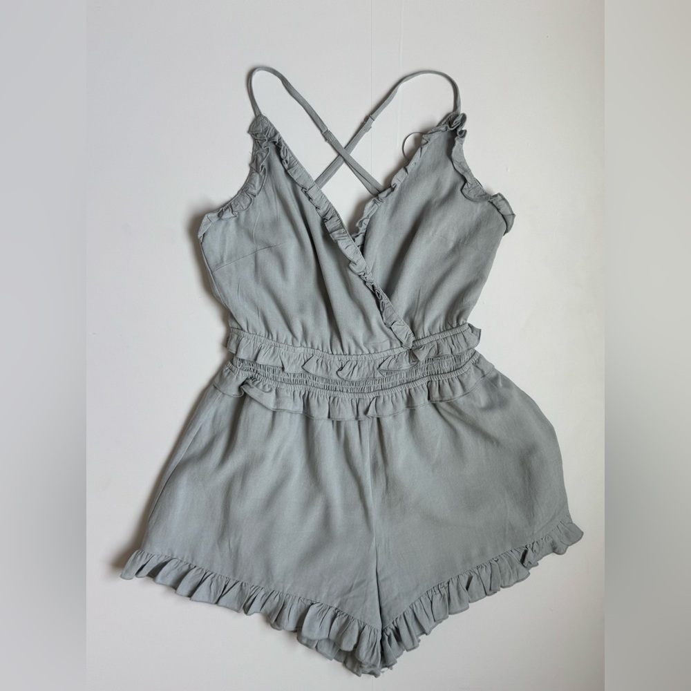 MABLE BELLA DUSTY BLUE RUFFLE SLEEVELESS ROMPER Sz M NWOT - Picture 2 of 11